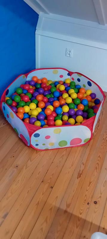 Ballenbak met heeeeeeel veel ballen beschikbaar voor biedingen
