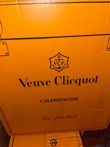 6 flessen Veuve Clicquot Champagne Ice Jacket. beschikbaar voor biedingen