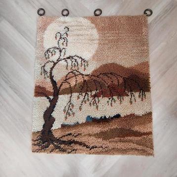 Vintage getuft wandkleed beschikbaar voor biedingen