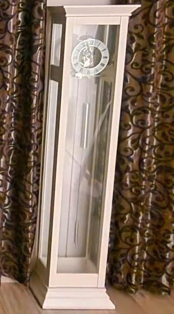 Leuke wit gelakte staande klok met Gewicht, Huis en Inrichting, Woonaccessoires | Klokken, Gebruikt, Staande klok, Analoog, Ophalen