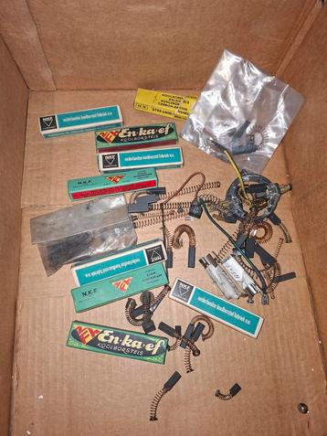 Verzameling oude koolborstels  beschikbaar voor biedingen