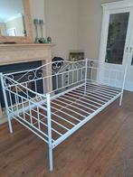 Prachtig wit sierlijk metalen bed, Ophalen, 90 cm, Eenpersoons, Wit
