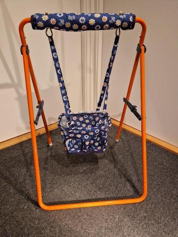 Poppen schommel beschikbaar voor biedingen