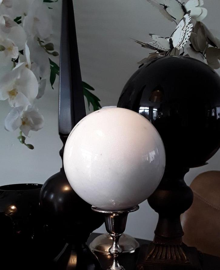 Prachtige sneeuwwitte marmeren bol 10,5 cm, Antiek en Kunst, Antiek | Woonaccessoires, Ophalen of Verzenden