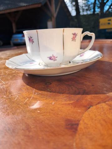 Kop en Schotel met Bloemmotief beschikbaar voor biedingen