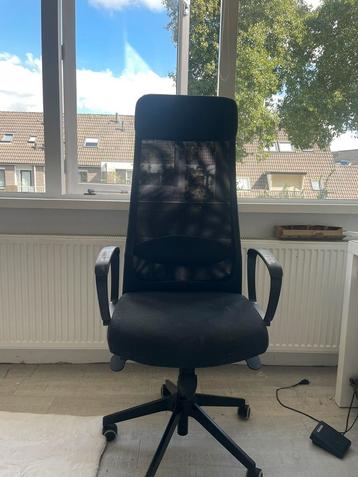 Comfortabele zwarte bureaustoel met hoge rugleuning beschikbaar voor biedingen