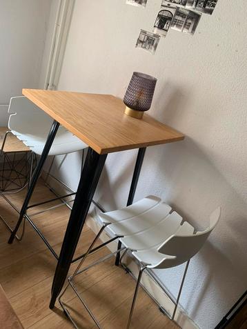 Hoge tafel met twee krukken