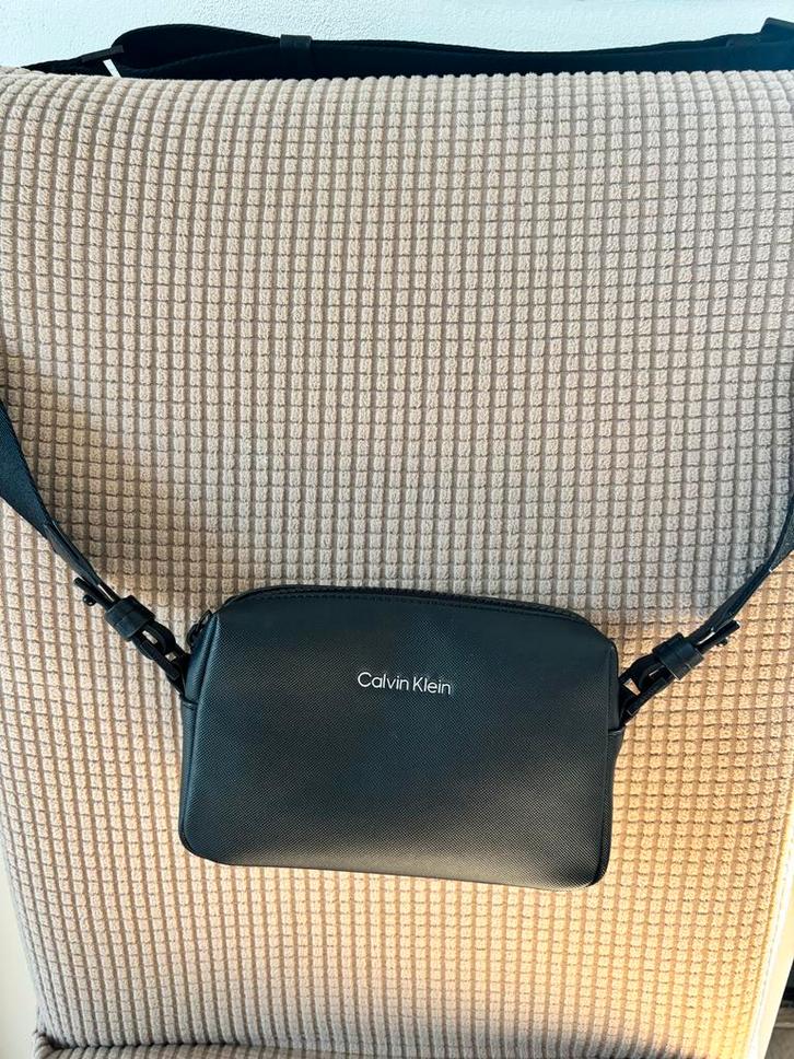 Calvin Klein Schoudertasje - Zwart, Sieraden, Tassen en Uiterlijk, Tassen | Schoudertassen, Zo goed als nieuw, Zwart, Ophalen of Verzenden