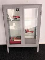 Ikea FABRIKÖR vitrinekast grijs. In nieuwstaat., Ophalen, Met plank(en), 100 tot 150 cm, 50 tot 100 cm