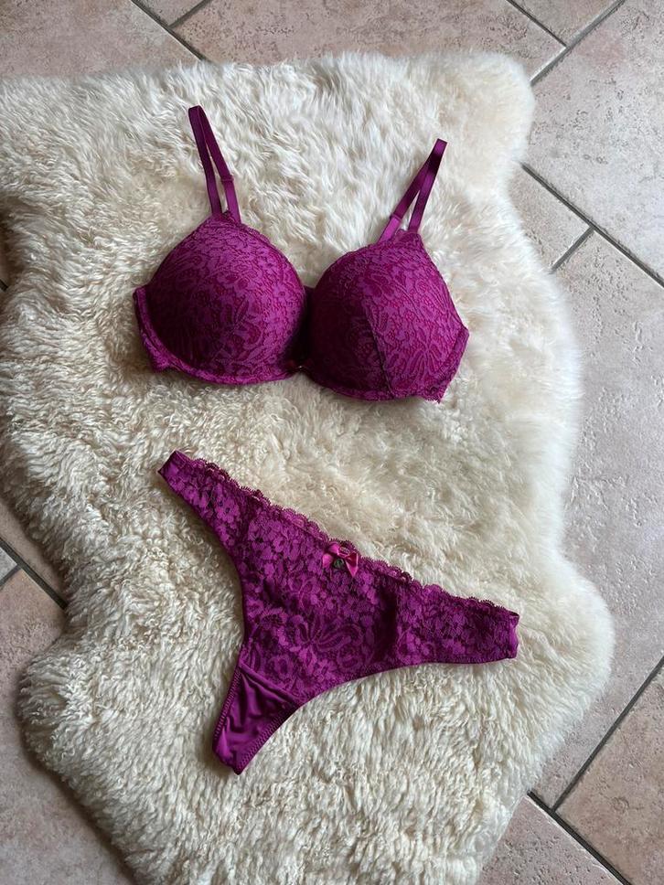 Roze lingerie setje Hunkemöller  push up Bh70D en string S, Kleding | Dames, Ondergoed en Lingerie, Setje, Roze, Ophalen of Verzenden
