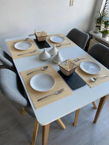 Eettafel met stoelen
