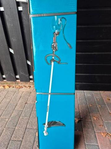 Te koop nieuwe  makita grastrimmer UR201CZ  40v  beschikbaar voor biedingen