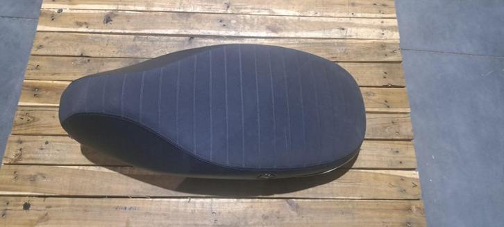 Zwarte buddyseat Vespa Sprint, Fietsen en Brommers, Brommeronderdelen | Algemeen, Zo goed als nieuw, Zadel, Ophalen