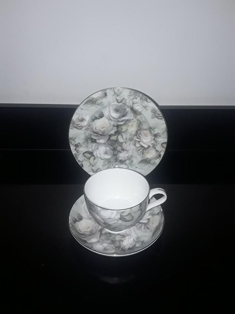 Engels 1pers ontbijtserviesje vol witte rozen Misty Rose, Verzenden