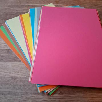 Gekleurd papier beschikbaar voor biedingen