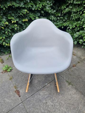 Schommelstoelen 1x grijs en 1x wit, samen of los te koop beschikbaar voor biedingen