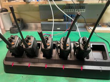 Motorola VAC6058 multi uni lader met Vertex VX821 porto’s beschikbaar voor biedingen