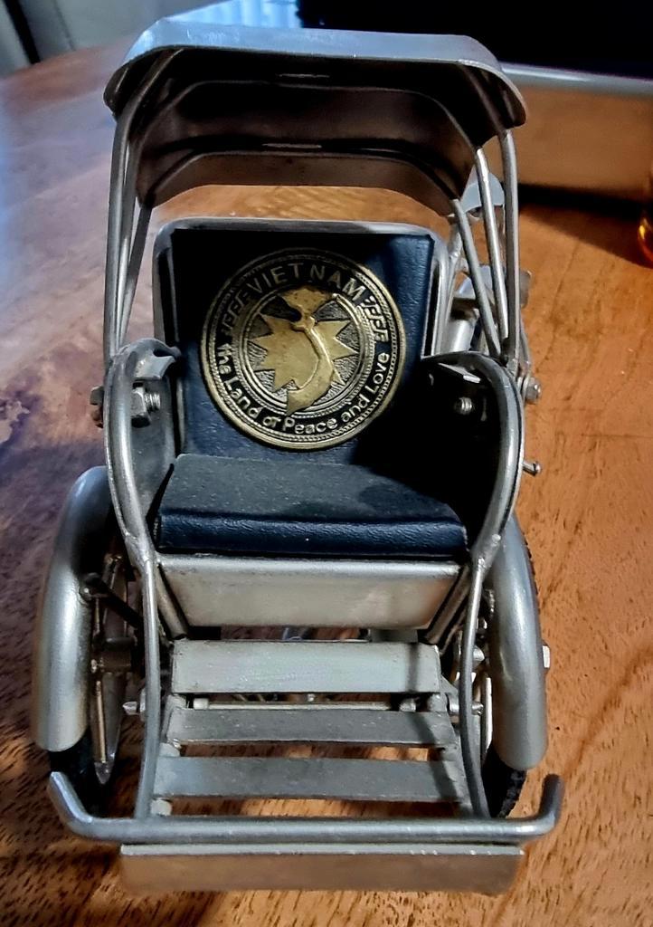 miniatuurmodel van een Vietnamese cyclo, een driewielige fie, Antiek en Kunst, Kunst | Niet-Westerse kunst, Ophalen of Verzenden