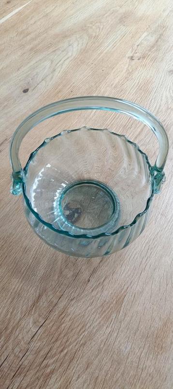 Vintage blauw glazen mandje beschikbaar voor biedingen