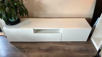 Witte Ikea TV meubel met glasplaat