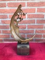 symbolisch bronzen topbeeld, veer met loskomende duiven, Ophalen of Verzenden
