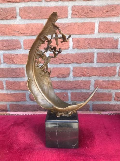 symbolisch bronzen topbeeld, veer met loskomende duiven, Antiek en Kunst, Kunst | Beelden en Houtsnijwerken, Ophalen of Verzenden