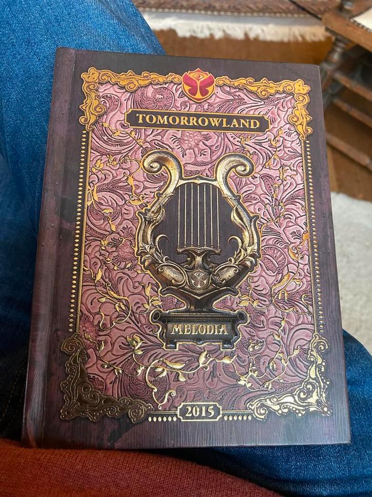 Tomorrowland Melodia CD box  2015, Boeken, Catalogussen en Folders, Zo goed als nieuw, Catalogus, Ophalen of Verzenden