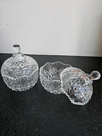 2 bonbonschaaltjes van glaswerk beschikbaar voor biedingen