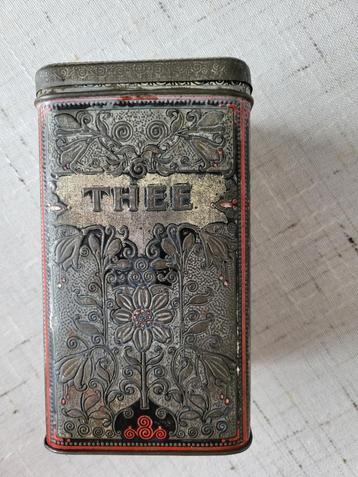 Een antieke theebus beschikbaar voor biedingen