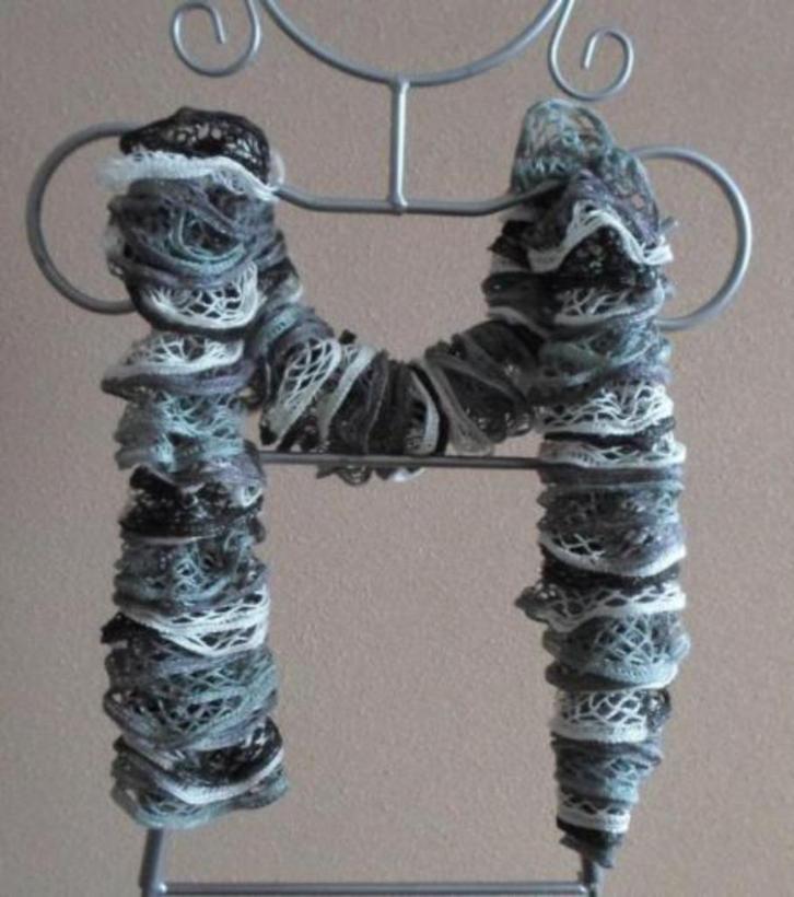 Zelf Gebreide Kronkel Sjaal Grijs / Wit / Zwart met zilverdr, Kleding | Dames, Mutsen, Sjaals en Handschoenen, Nieuw, Sjaal, Maat 46/48 (XL) of groter