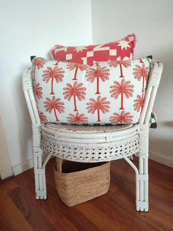 White Chair  beschikbaar voor biedingen