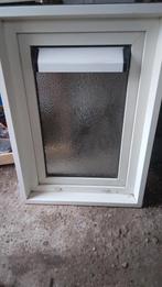 Kunstofkozijn draaikiep, ventilatie ,melk glas br 66,5  h 95, Doe-het-zelf en Verbouw, Ophalen, Gevelraam of Ruit, Gebruikt, Minder dan 80 cm