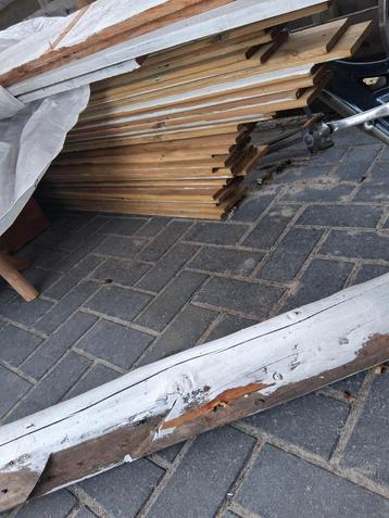 Stapel houten planken van circa 3 meter lang beschikbaar voor biedingen