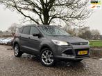 Ford Kuga 1.6 Titanium Plus 4WD| Automaat + Pano + Cruise Nu, Auto's, Ford, Zwart, 4 cilinders, Leder, Bedrijf