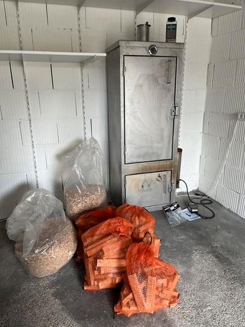 Mooie rvs rookkast met dymbox en veel beuk/eikenhout beschikbaar voor biedingen
