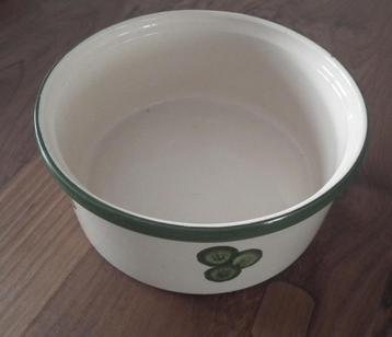 aardewerken schaal met groene rand en motiefjes beschikbaar voor biedingen