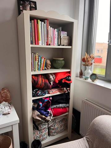 2 leuke identieke ledikant kastjes/boeken kastjes wit beschikbaar voor biedingen