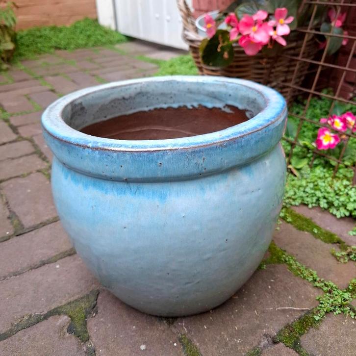 Lichtblauw geglazuurde, zware pot, 24 cm.hoog., Tuin en Terras, Bloempotten, Zo goed als nieuw, Aardewerk, Binnen, Balkon, Tuin