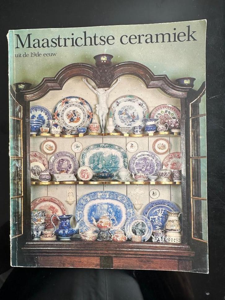 Maastrichtse ceramiek uit de 19e eeuw, Boeken, Catalogussen en Folders, Gelezen, Ophalen of Verzenden