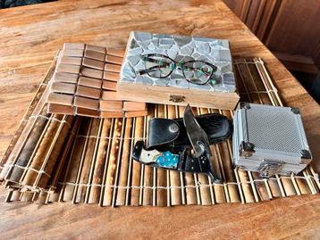 Bril, doosjes, onderzetters, houten placemats, mes beschikbaar voor biedingen