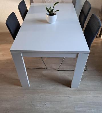 eettafel beschikbaar voor biedingen
