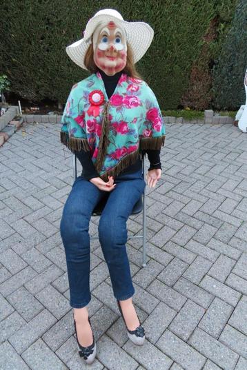 Sarah pop gekleed in spijkerbroek en rozen motief doek. beschikbaar voor biedingen