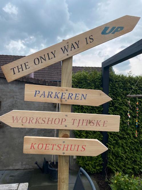 Houten wegwijzers feestlocatie, overschilderbaar, Hobby en Vrije tijd, Feestartikelen, Zo goed als nieuw, Ophalen