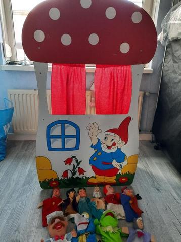 poppenkast met 10 hand poppen beschikbaar voor biedingen