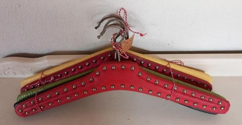 5 kledinghangers in leuke kleuren retro vintage met studs, Kleding | Dames, Kledinghangers, Zo goed als nieuw, Kunststof, Kinderen en Volwassenen