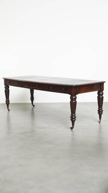 Antieke Engelse schrijftafel met een blauw lederen blad  beschikbaar voor biedingen