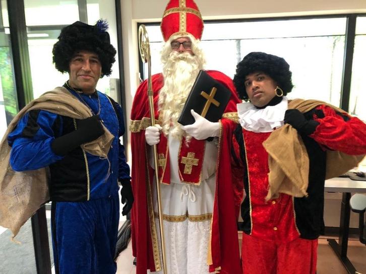 Sinterklaas en 2 pietenpakken, schoon en mooi, Diversen, Sinterklaas, Zo goed als nieuw, Ophalen of Verzenden