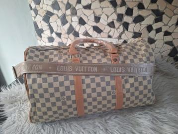 Louis vuitton reistas met hengsels en brede schouderband beschikbaar voor biedingen