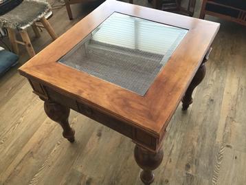 Salontafel met geslepen glas en lade beschikbaar voor biedingen