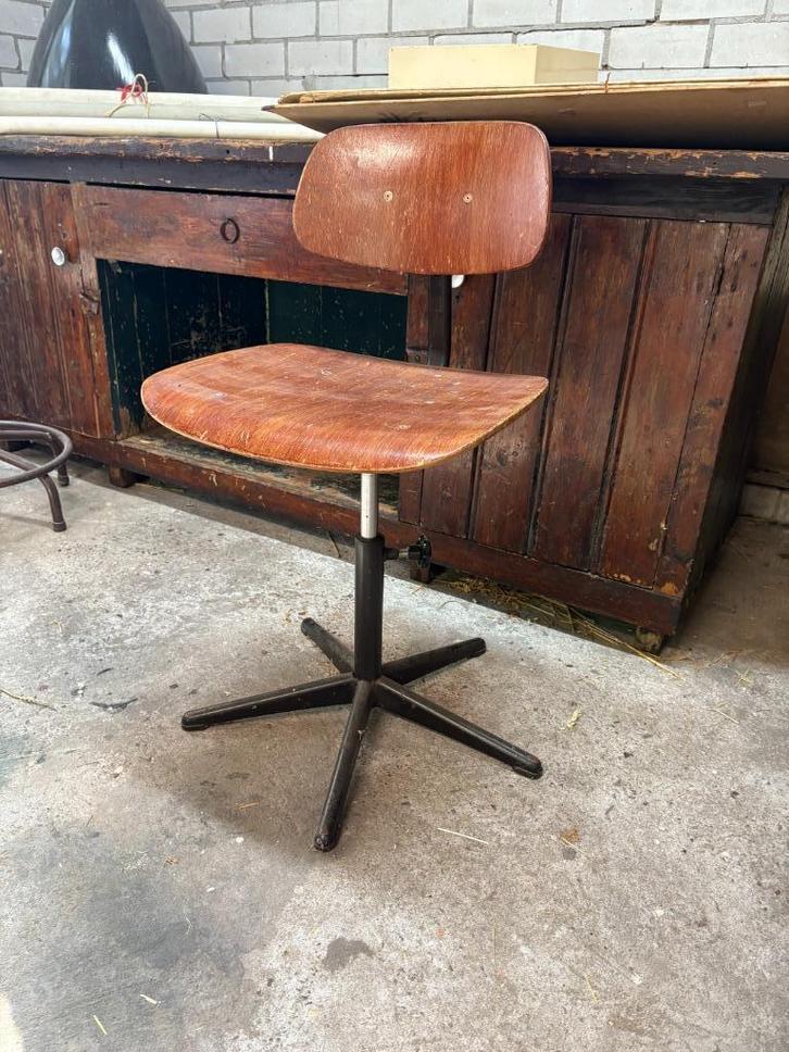 Industriële bureaustoel met houten zitting – verstelbaar en, Antiek en Kunst, Antiek | Meubels | Stoelen en Banken, Ophalen